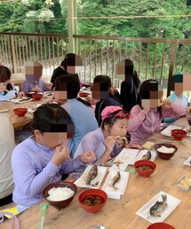 🐟塩焼きランチ😋 | 🐟嫌いな👧🏻が食べてる🤩家では🐟食べてくれない🥹楽しんでるみたいで何より🤗(その他)