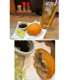 香川の肉コロッケ | 香川のこんぴらさん前の人気な平岡精肉店の肉コロッケ 熱々クリーミーで🥔の甘みと豚ひき肉ゴロゴロでめっちゃ美味しかった😋(その他)