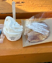 うさこのスウィーツ同盟会🥐🍦 | オシャレな韓国カフェにて購入して公園で(*¯ч¯*)'' ŧ‹”ŧ‹”キッズソフトクリーム🍦とクルンジ🥐 煎餅風のぺちゃんこにしたクロワッサン🥐 パリモチで新食感で美味しかった😋(その他)