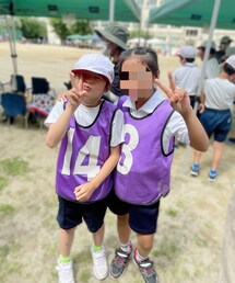 👧🏻とお友達🫶 | クラスで一番足が速いお友達と☺️台風の目アンカーしたよ💡残念ながら赤組の勝ち🥹でも頑張った💪✨(その他)