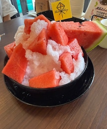 👧🏻すいか氷🍧🍉🥄 | これを食べる為、🍉の汁を飛ばすことを考えて黒Tに🖤ボリューム満点で私も息子も🍉もらった😋しかし👦🏻は白Tに汁飛ばしてた😅手洗いして綺麗に落ちて良かった😮💨💦(その他)