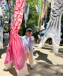 巨大なこいのぼり🎏 | 名古屋市中川区 長良八劔社にて⛩大小約260匹の鯉のぼりがおもしろそうに泳いでる🎏🎶 金太郎、桃太郎、ドラえもんプリントのも🤩６年ほど前から続く恒例行事だそう！地元住民から譲渡された鯉のぼりを境内の木々にロープでつるし設置したそう。圧巻🤩(その他)