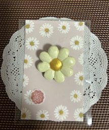 ぷくりマーガレット🌼アイボリー×ゴールド | tetoさんこと、さりちゃんハンドメイド作品🌼*･(ブローチ/コサージュ)