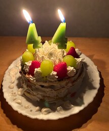 旦那さんHB🎂🕯✨️ | プロテインパンケーキ🥞🎂 ピーチプロテイン使い生地がほのかにピーチ味🍑ホイップクリームにヨーグルトを混ぜて甘すぎず旦那さん好みに💪ほぼ👧🏻が🥞を焼いてデコレーショも❣️見た目は汚いけど味は美味しかった😋 パパさんも喜んでくれ大成功🙆‍♀️✨️シャインマスカットが甘くて美味しかった😋(ラッピングキット)