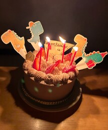 うさこのスウィーツ同盟会🍫🎂 | 昨年と同じ地元で人気のケーキ屋さんにて🎂今年は生チョコレート🎂 恐竜🦖ピックはSHEINにて購入。プレートの端っこを👦🏻がフライングでかじった😂プレート後ろにしすぎて🕯に隠れる🤦‍♀️🕯は👧🏻が火をつけてくれた🔥めっちゃ美味しかった😋✨️(ラッピングキット)