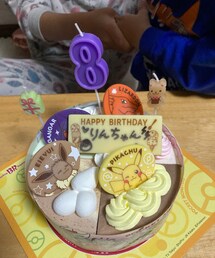 うさこのスウィーツ同盟会 | サーティワンのアイスケーキはポケモン❣️ 付属のロウソク🕯は早く🎂食べたい 👦🏻が先に運んでる時折れてしまい急遽、パパさん仕事から帰宅中に ロウソク買ってきてもらった😆 固すぎて8本も刺さらなかったから結果オーライ🙆‍♀️(その他)
