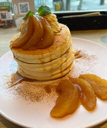 アップルシナモンパンケーキ🥞🍎 | めっちゃ傾いてるパンケーキ💦(食器/キッチン)