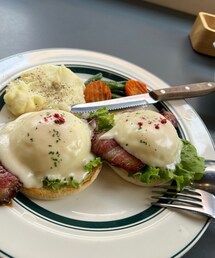 ご馳走していただきました💗 | 3人とも同じエッグベネディクトを食べるという、、(食器)