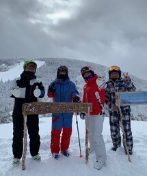 スキー仲間と集合写真⛷✨ | 右から2番目が旦那。赤白ウエアはMIZUNO❤️🤍(スポーツグッズ)