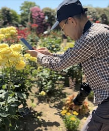 真剣にバラを撮る父😂 | その他