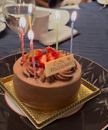 旦那BDサプライズケーキ🎂✨ | 家族から苗字のあだ名で呼ばれている旦那🤣5本は歳の数と無関係。何となく立てられるだけの本数です😂(その他)