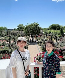 バラ園の全体図🌹✨ | タイマー撮影に戸惑う母😂(Tシャツ/カットソー)