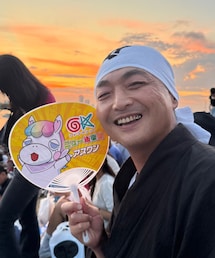 火の粉が飛んでくるのでタオル巻く！ | 路上で配ってたうちわ。これが意外と重宝したよ✨(その他)