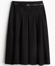 H&M | ベルトディテールプリーツミディスカ ート ￥3,999(スカート)
