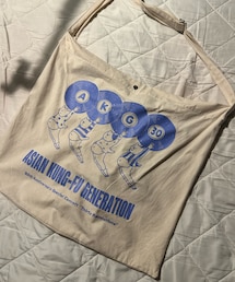 ASIAN KUNG-FU GENERATION グッズ | 大好きなASIAN KUNG-FU GENERATIONの30周年記念ライブにて購入。結構けっこう大きくてなんでも入る。ただ入送りカンがユルくて入れすぎると落ちてくる。アジカンへの愛です。(メッセンジャーバッグ)