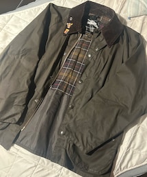 Barbour | みんな大好きBarbourのこれはビデイルってモデルですね。ワーク好きからするとやっぱり持っておきたい…というかカッコいいし‼︎っていうので奈良のtwo of usさんのpopupで購入しました。タグに日本の代理店?が記載されてないのでちゃんとイギリス製というかオリジナル?っていうのかな?よくわかんないけど自分の中では大事かもしれないです。襟に古着屋で買ったユーロのピンバッジを付けてます。(その他アウター)