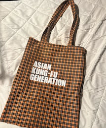 ASIAN KUNG-FU GENERATION | ASIAN KUNG-FU GENERATIONのツアーグッズ。オレンジのチェックが可愛いなと思ったのと大好きなアジカンをアピールしたいという下心もあって購入。バンドT然り好きをアピールできるアイテムは好きです。(トートバッグ)