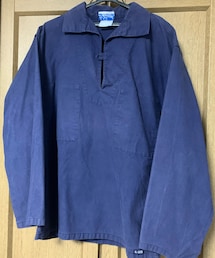 LE GLAZIK | 大阪で開かれた東京狛江のfrom AntipueのPopupにて購入。ファッションYouTuberゆーみん&きうてぃのゆーみんさんのお店ですね。フィッシャーマンスモックが欲しくて初めての1着として購入。使いやすいスタンダードなネイビーカラー。フィッシャーマンスモックの王道であるLE GLAZIKのものです。(その他トップス)