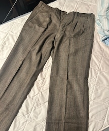ユーロ スラックス | ユーロのスラックス。大阪のLEYLINE CLOTHINGさんで購入。このお店のスラックスはどれも着心地が良すぎて何本も試したんだけど、もう一本好きなシルエットのスラックスがあって迷ったけど、こっちの方が自分の中で新しくて幅が広がるなと思ったのでこっちを購入。丈も直さなくもバッチリだった。とにかく質が良くて履き心地が良過ぎる。(スラックス)