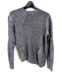 DIESEL | セカストで1600円　裾のデザインがアシメトリーで面白い。レディースかな。(ニット/セーター)