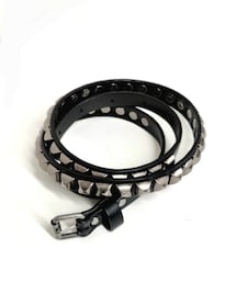 GU | レザースタッズベルト スタッズがデザインポイント。
- デニム、スラックスなどさまざまなパンツと相性がよいナロータイプで、コーディネートのポイントになる。1990円(ベルト)