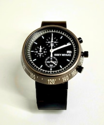 ISSEY MIYAKE | セカンドストリート愛知川店で購入。14000円くらい。
この腕時計はプロダクトデザイナーの深澤直人氏がデザインしたもので、台形の回転体をイメージしたケースデザインが特徴です。ベゼル部分にタキメーターが刻印されたクロノグラフ(ストップウォッチ)機能を搭載(アナログ腕時計)