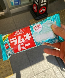 甘味バカ一代🦶 | もはや定番のラムネバーだが、中に森永ラムネが入っているのが筋肉トレーニーには嬉しい。森永のラムネはブドウ糖90%なので、トレーニング前に食べるとエネルギー源以外にも集中力アップに繋がるぞ‼️(その他)