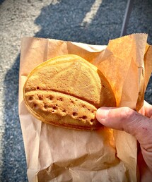 甘味バカ一代👊💥 | お客様からの差し入れ『びっくり栗焼き🌰』中は色んな味があるんだが、私が頂いたのはカスタード。前にも自前で購入して載せたが、差し入れなら尚更うんまい。有難う御座います🙇(その他)