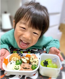 RENくん喜んでくれました🥹 | 今までコロナ禍でイベント無かったから　　　　　　　　ようやく初めてのキャラ弁🎃💕　　　　　　　　　　　　喜んでくれて嬉しい🥰(お弁当箱)