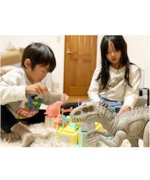 プレゼント🎁もらえたよ🎅🏻💕 | RENはジュラシックワールドのインドミナスレックス🦖　　　SARAはすみっコぐらしのキャンディキャッチ🐱🍬　　　2人の喜ぶ顔が見られてサンタも嬉しい🎅🏻💕(おもちゃ)