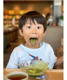 ちっちゃな彼氏とデート🥹🍵 | 私のちっちゃな彼氏が抹茶スウィーツの濃厚さを舌で証明してくれている😂こんな表情さえもたまらなく可愛いです🥹🫶それにしても妖怪みたいだ🤣(食器)