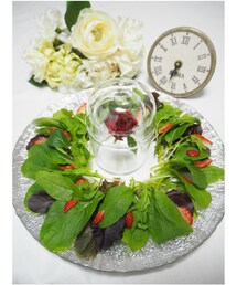 魔法の薔薇サラダ🥗🥀 | 魔法の薔薇のサラダ🥗🥀物語を観ながらアイデアを思いついた🥰苺🍓で花びらを表現🥀✨(食器)