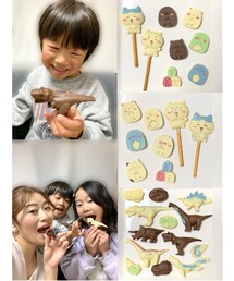 バレンタインチョコ🍫🦖💕 | 今年はチョコをテンパリングして　　　　　　　　　　　　色々なキャラクターを作りました🍫✨　　　　　　　　チョコには🍪を ホワイトにはパチパチ飴🍬入り🥹　　　　　色ペンやお顔、恐竜は私担当😂意外に難しくて疲れた🫠　　　RENも喜んでくれて私も嬉しい🥰🦖💕(食器)