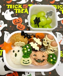 ハロウィン弁当🎃🎶 | 前日仕事終わりに駆け込んだセリアに　　　　　　　　　たくさんキャラ弁用の型抜きがあって歓喜😍🙌　　　　　　セリアありがとうー😭💕みんなもセリアへGo ！！(お弁当箱)