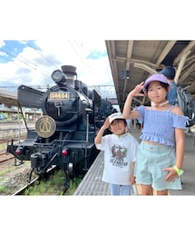 夏の思い出🚂✨ | 来年3月に引退するSL人吉🚂　　　　　　　　　　　　帰省のタイミングで記念撮影出来ました📸　　　　　　昔、機関車好きの祖父を3姉妹で　　　　　　　　　　　　人吉に連れて行ったのを思い出した🥹🫧　　　　　　　そしてRENにイスラヌブラル島🦖TシャツGET✨　　　　これお気に入りです🦕💓(トラベルグッズ)