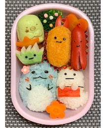 すみっコぐらしお弁当👻🍤 | キャラクターたくさん👻🐧💕お弁当の下にはグラタンやきんぴら蓮根も入ってます🥰🍱(お弁当箱)