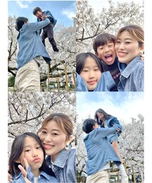 デニムリンクコーデ💙 | 子供達が小さい頃からお花見してきた思い出の場所へ🌸そろそろ高い高いに限界が😵大きくなったなぁ🥹(その他)