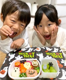 2人でポーズ👻💕 | SARAには朝食の時に食べてもらいました🎃　　　　　2人ともおばけ＆びっくりポーズ👻😱　　　　　　　　　かわちぃ🥹💓(お弁当箱)