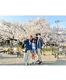 お花見しました😊🌸 | 樹齢250年以上の大きな桜の木の下で🌸デニムシャツでリンクコーデ🤭💙(その他)