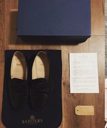 SANDERS |  Shoes : #sanders #hobo Sole : #itshidesole . 《Point of outfit》 かの有名なSANDERS謹製にhoboが別注したローファー  100年以上の歴史が物語る説得力ある佇まい！！ . . ・ハーフサドルをパンチング が別注の証し！  まだまだ硬いので履き込んで自分色に染めたい . (ローファー)