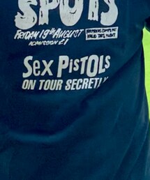 古着 | 古着 ピストルズ好きにはたまらない セックス・ピストルズが隠れて活動していた件とは、1977年にイギリス国内で過激なバッシングや会場からの演奏禁止(出禁)を受けたバンドが、警察や自治体の目を盗むために「S.P.O.T.S.」などの偽名を使って秘密裏にツアーを行った(Tシャツ/カットソー)