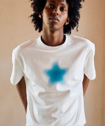 SEVAN | 慎重な妥協のコットンを使用したベーシックなTシャツにグラデーションのスタープリントを施しました。襟ぐりは程よく詰まっていてコンパクトな丈感、ボックスシルエットに広めとされたアームホールが全体のバランスを調和してベーシックな中にエッセンスを加えております。　　　　　　　　　　　　　　　　　　　　　　サイズM/ 着丈:67 身幅:63 袖丈:23.7 肩幅:53 (Tシャツ/カットソー)