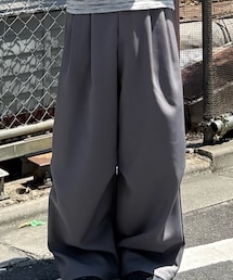 Antwort | DRAPE TUCK PANTS-DESCRIPTION CODE :ANT-PT001 COLOR : BLACK QUALITY : POLYESTER 100% 独特な表面感の高密度ポリエステル素材を使用したタックワイドパンツ。計算された前後腰回りのタックとニータックにより、膝から下のボリューム感と綺麗なドレープが出るように製作。(パンツ)