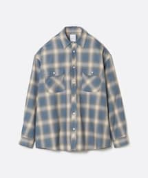 SUBLATIONS | アメリカンカジュアルやワークウェアの伝統を継承しながら、現代的にアップデートされたオンブレチェックのワークシャツ。 洗練されたシルエットと緻密なディテールが融合し、クラシックでありながら都会的なムードを演出します。 袖口のアジャストボタンによりフィット感を調整でき、胸元のペン差し付きポケットや背面のハンガーループなど、実用性も兼ね備えた設計。 (シャツ/ブラウス)