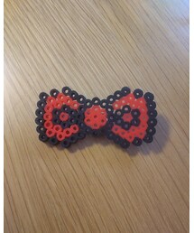 ぴよりあ作 | 蝶ネクタイ風ブローチ（アイロンビーズ）(ブローチ/コサージュ)