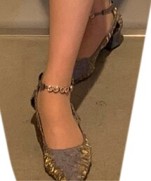 shein | SHEINで「ラインストーンデコレーションテクスチャー ポイントトゥチャンキーヒール アンクルストラップ パンプス」って調べると出ます。今日これで足をくじきました。(パンプス)