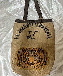 🐅QUINOAキノア🐅 | 持ち手と上部の横一線の黒が効いてる✨縦長でスタイリッシュ✨(トートバッグ)