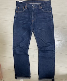 Levi's | 現行の501レギュラーモデルです。アメリカ流通って言うのかな？少しずつエイジングして楽しんでおります。ソームが脇割りなので最近はロールアップせずに履いております👖(デニムパンツ)