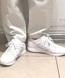 ASICS | GEL-LYTE lll OG 30周年記念となりあえてこのスニーカーをストリートスタイルに合わせるのが80年代流行しストリートカルチャーに精通した玄人たちから支持を集めるアイテム。(スニーカー)