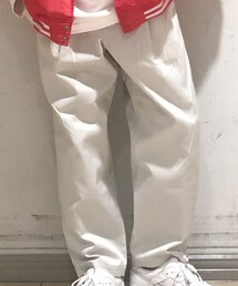 5525Gallery | 5525gallaeryとDickiesとのコラボ。Dickiesのストリートスタイル相性の良い無骨な雰囲気を5525galleryによってトレンド感が増したアイテムです。2タックが入り絶妙なテーパー度具合で、ベルトループや裾にもポイントがあります。(チノパンツ)